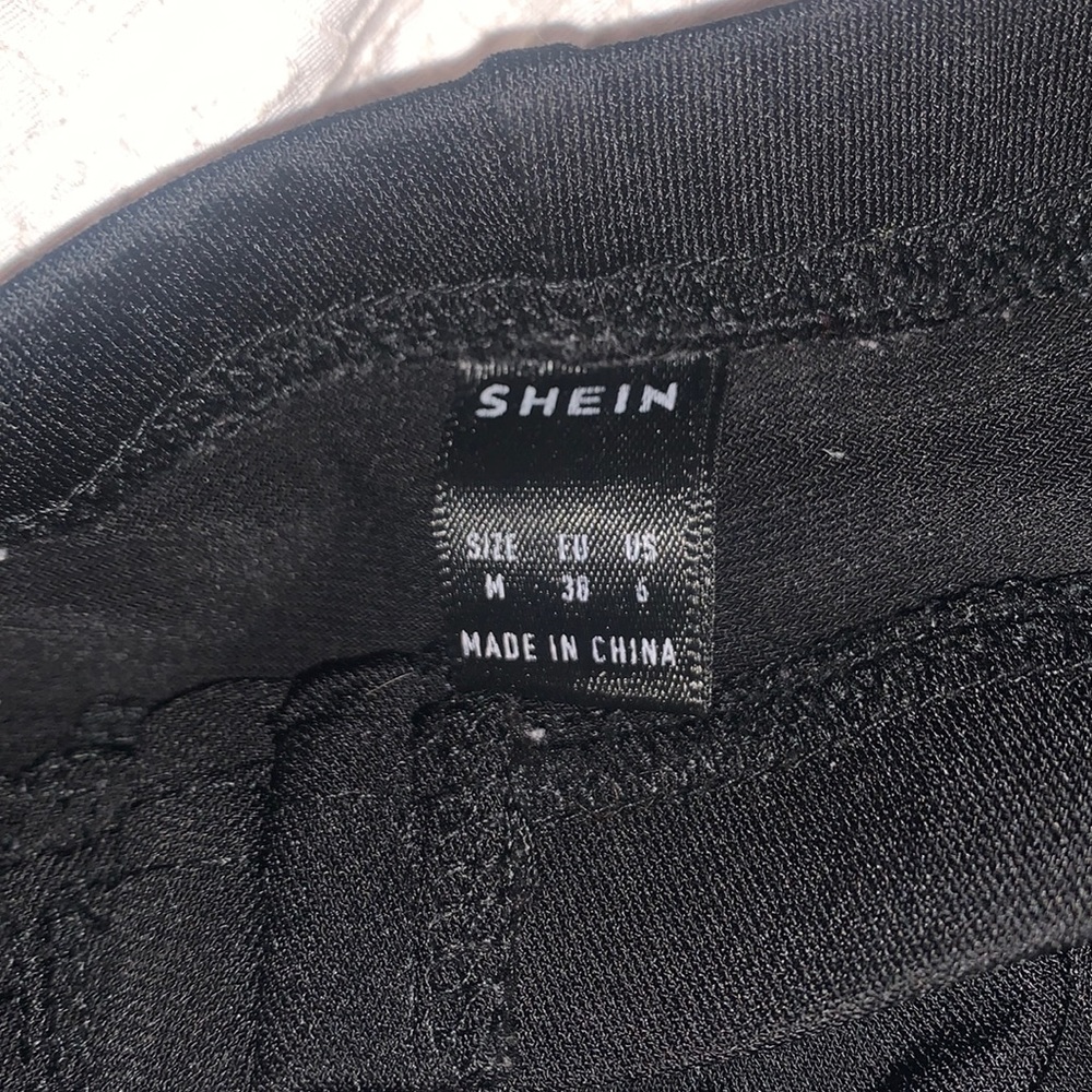 i’m selling these shein flare scrunched up leggings! it’s a medium!